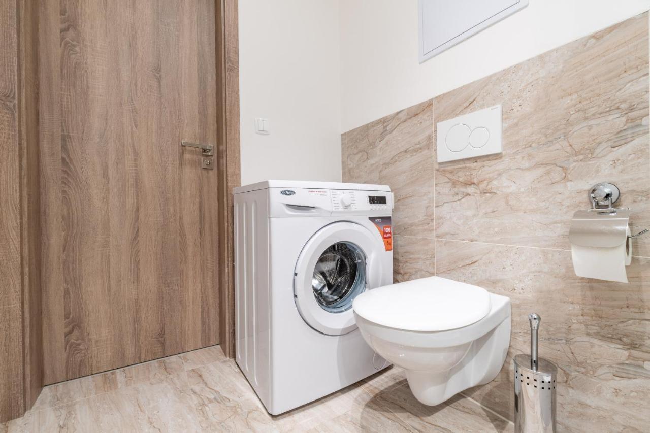 Brand New Two Room Apartment #34 With Free Secure Parking In The Center Prága Kültér fotó