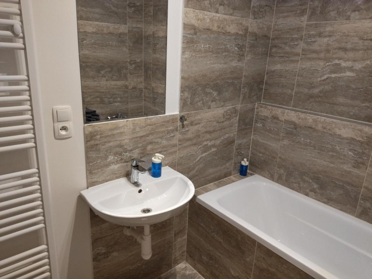 Brand New Two Room Apartment #34 With Free Secure Parking In The Center Prága Kültér fotó